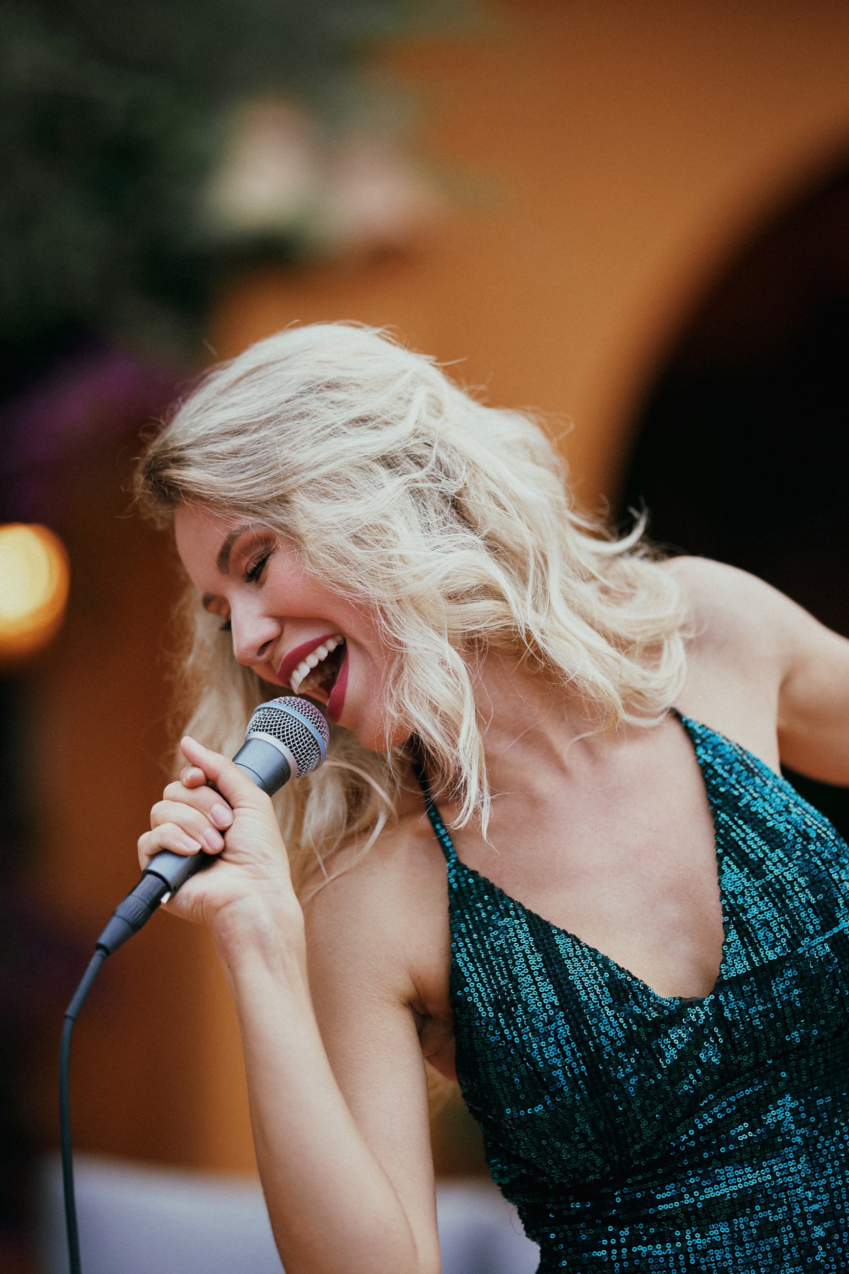 Marina Caró cantando en un evento íntimo