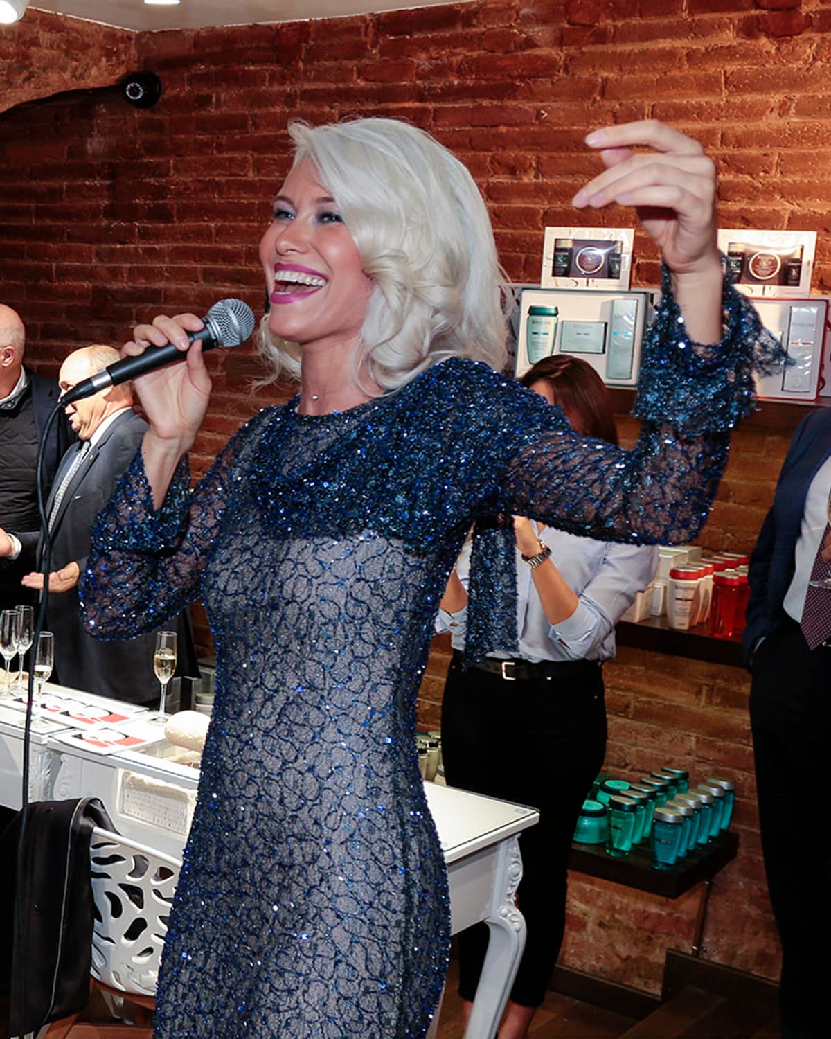 Marina Caró cantando en una celebración privada